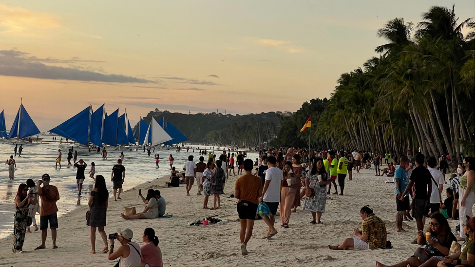 Boracay toourists wait for the sunset
